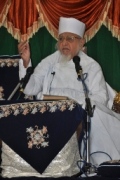 Huzoor-e-'Aali Saiyedna saheb (tus) on Takht-e-Taiyebi